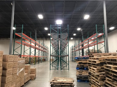 Selective pallet rack in warehouse facility