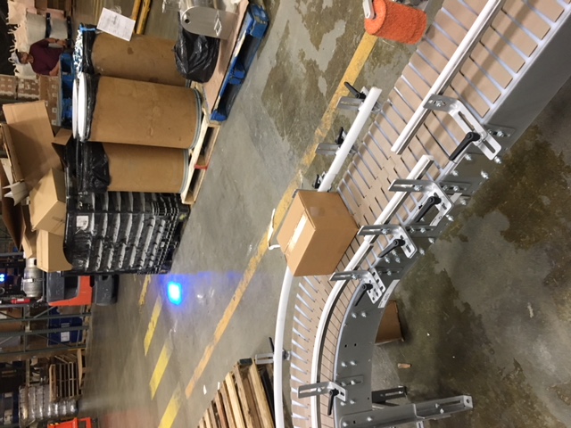 Tabletop conveyor in warehouse facility